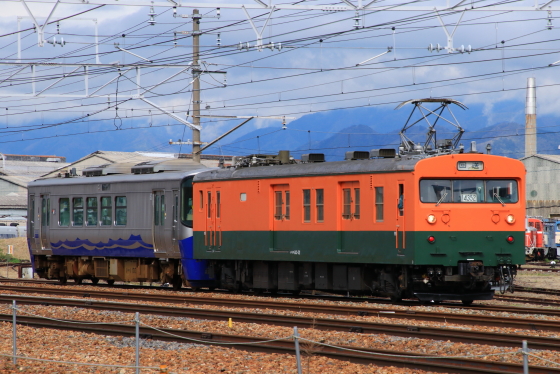えちごトキめき鉄道ET122-4入場（ｸﾓﾔ143牽引） - ガタゴト日誌