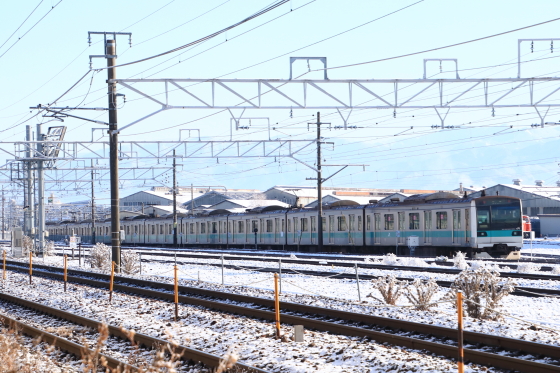 E233系2000番台ﾏﾄ1編成が雪景色の長総へ入場 - ガタゴト日誌