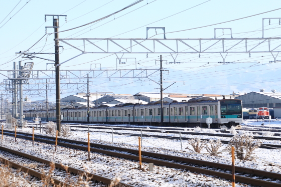 E233系2000番台ﾏﾄ1編成が雪景色の長総へ入場 - ガタゴト日誌