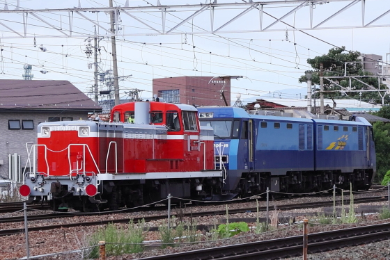 DE10 1704甲種輸送が長野総合車両センターを出区 - ガタゴト日誌