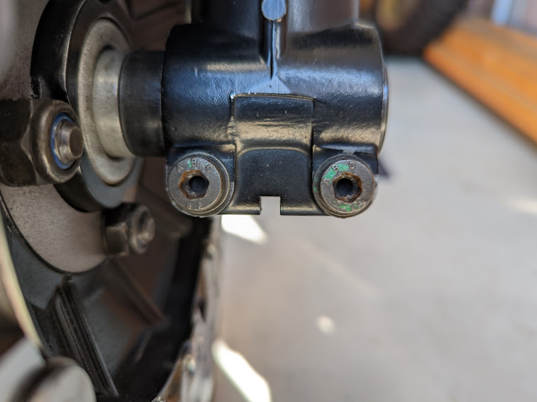 アクスルシャフトのピンチボルト交換 - 1989年式 BMW R100RS の備忘録