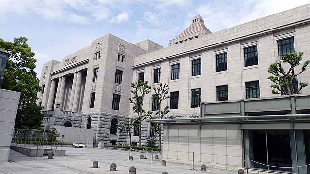 国会議事堂の裏側から見学に入ります。
