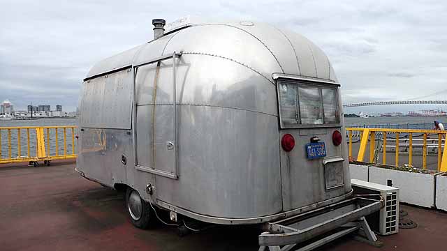 船着き場に停まっていたトレーラーみたいなキャンピングカーかな？