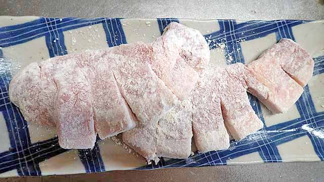 豚ロース肉に下味まぶし粉を付けた状態