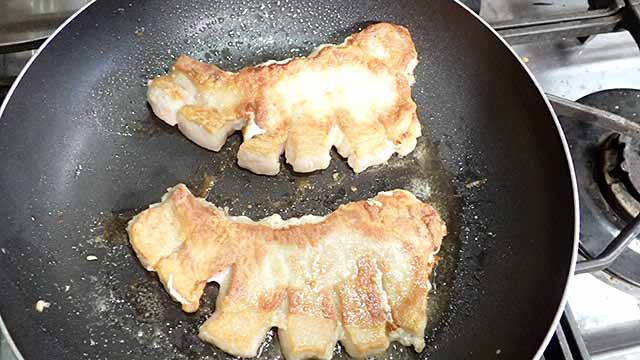 豚ロース・グローブカット肉をフライパンで焼いているところ。