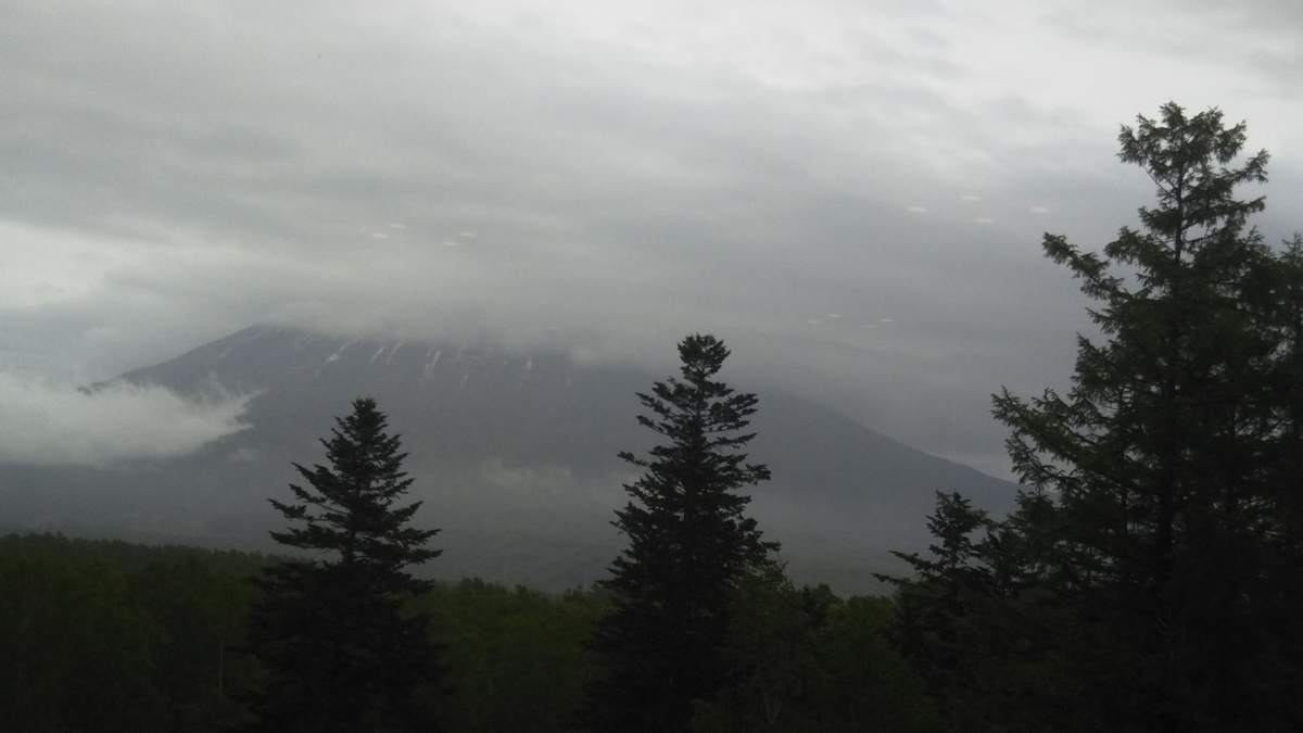 雲の傘がかかった羊蹄山