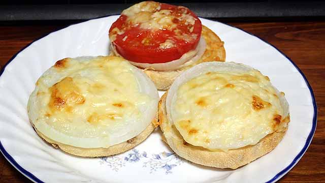 マフィン台玉ねぎ焼きとマフィントマト焼き