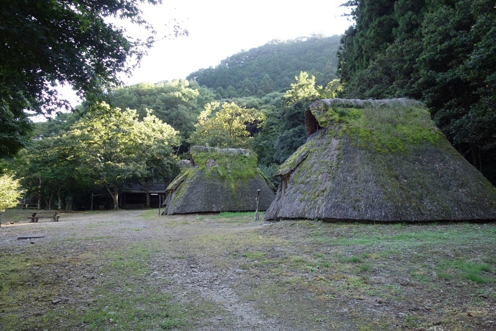 f:id:i14wander:20171001225257j:plain 竪穴式住居が立ち並ぶtitle=竪穴式住居が立ち並ぶ