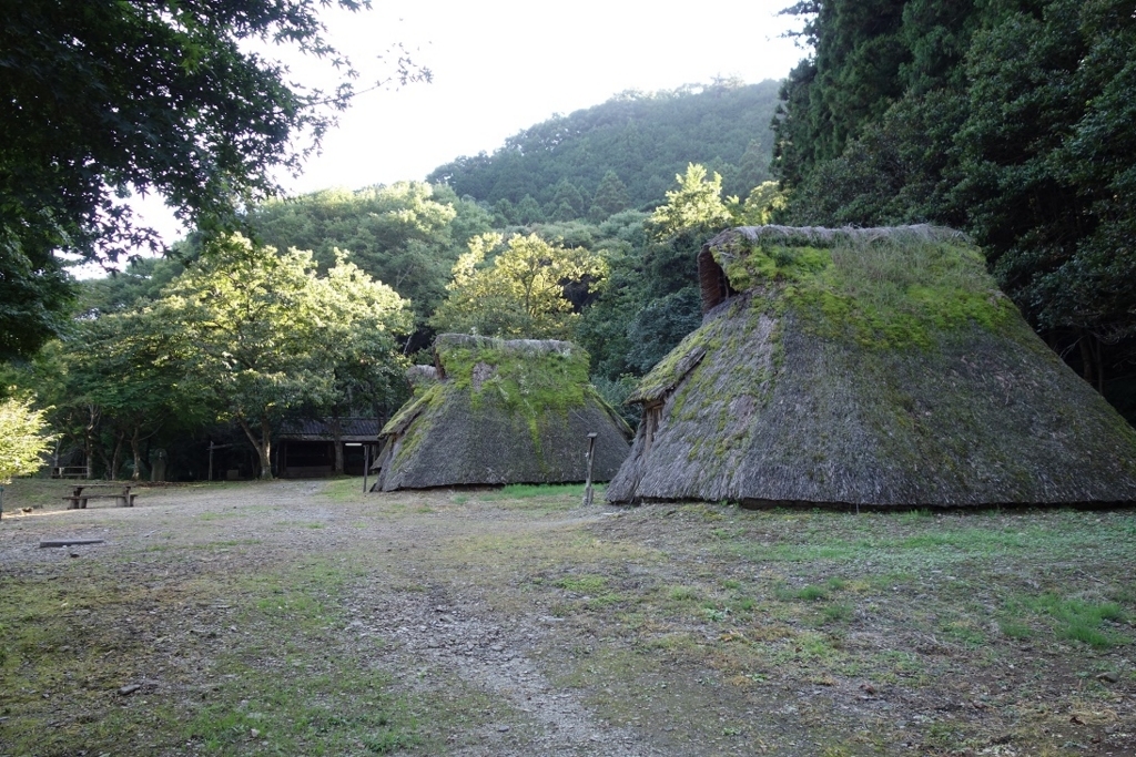 竪穴式住居が立ち並ぶtitle=竪穴式住居が立ち並ぶ