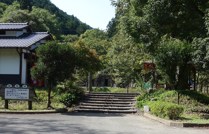 入口から横穴式住居が見える 入口から横穴式住居が見える