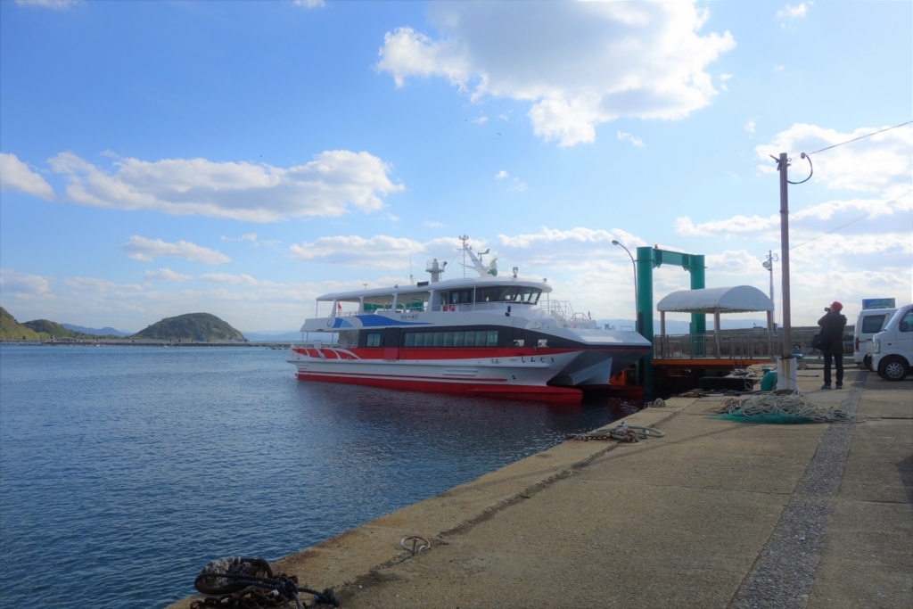 新宮港と相島を結ぶ渡船「しんぐう」。行きはかなり揺れる 新宮港と相島を結ぶ渡船「しんぐう」。行きはかなり揺れる