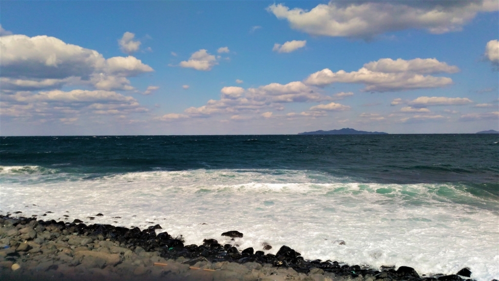 相島積石塚群の眼下に広がる礫浜 相島積石塚群の眼下に広がる礫浜