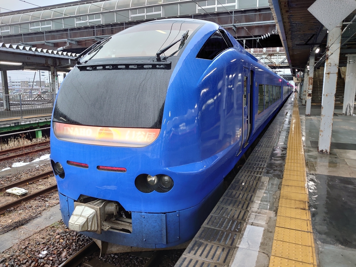 秋田から新潟へ向かう特急列車