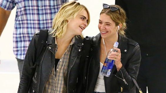 カーラ・デルヴィーニ&アシュレイ・ベンソンの空港ファッション