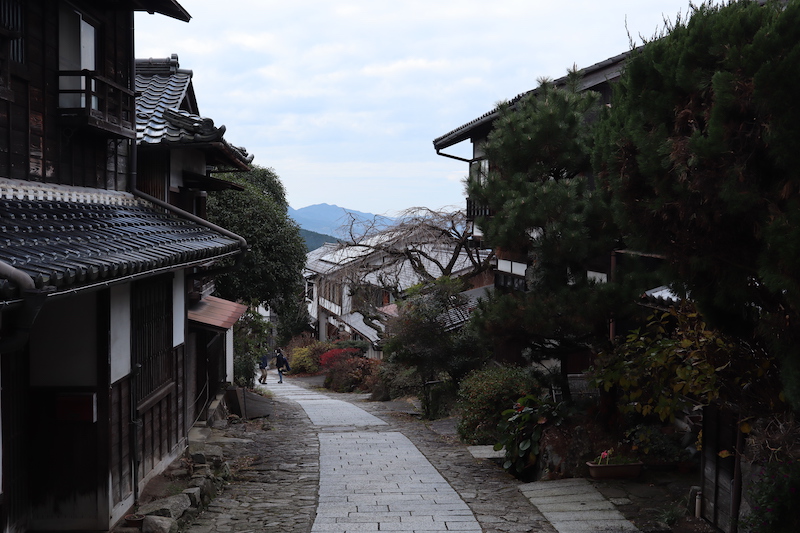 妻籠の宿　銀鼠の甍と恵那山　 パステル画 hq720.jpg?sqp=-