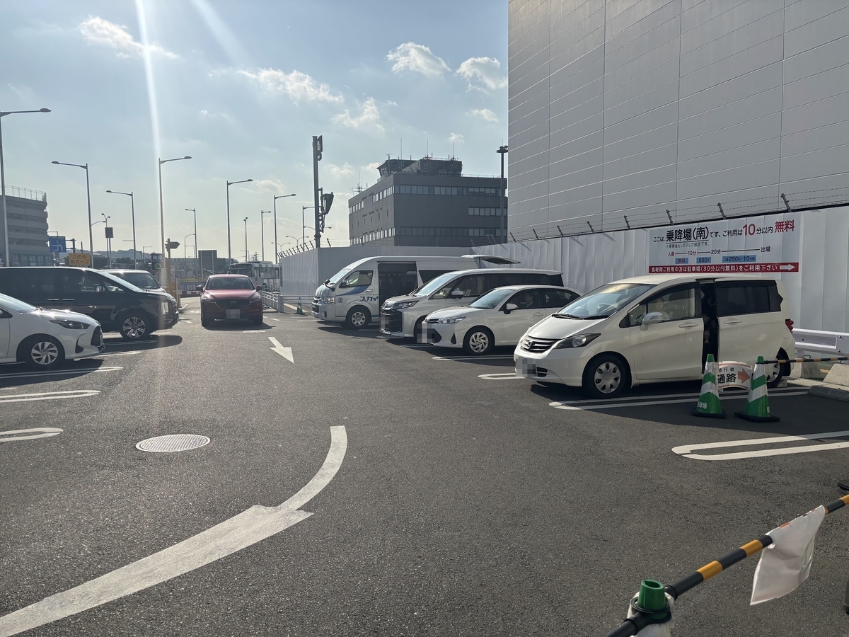 レンタカーに加えて一般客も利用しているのでめちゃくちゃ混雑している…