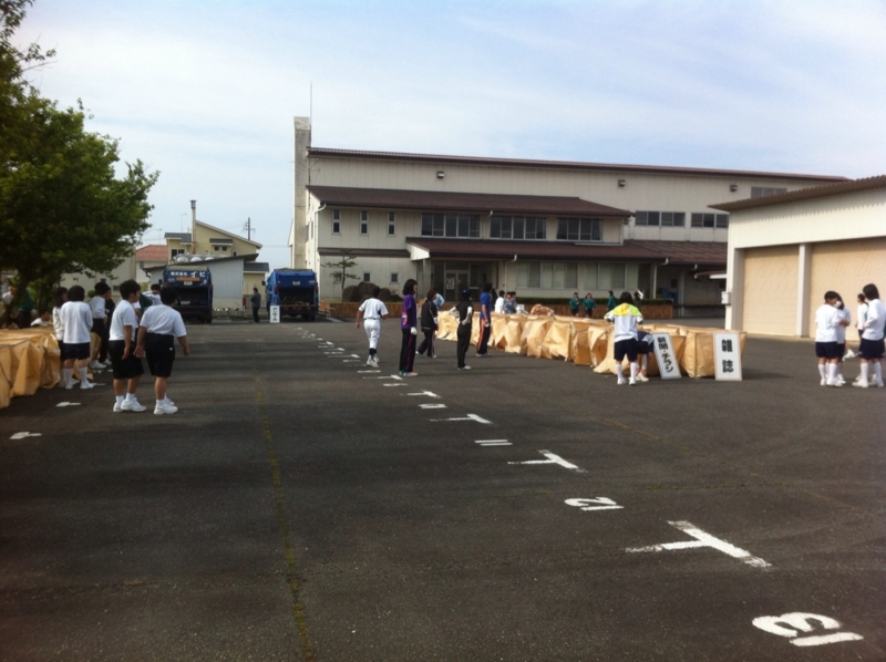 おはようございます。朝から中学生による資源回収です。町内を軽トラ