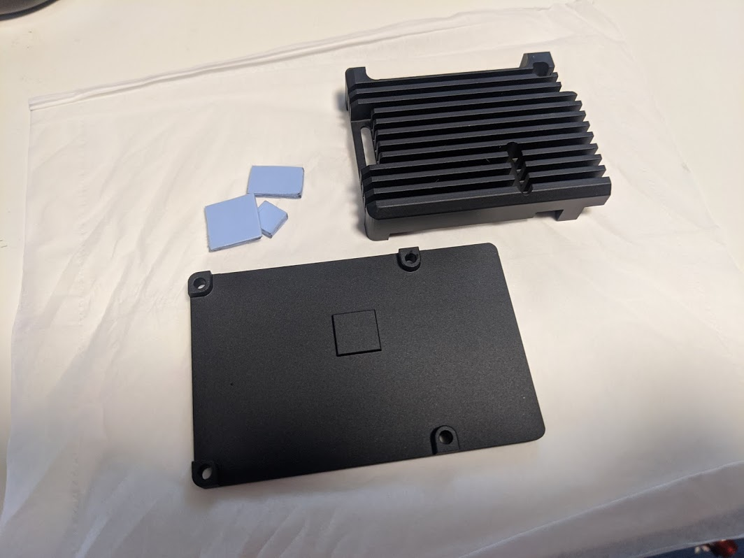 Raspberry Pi 4用アルミケース(ヒートシンクケース)をAliExpress