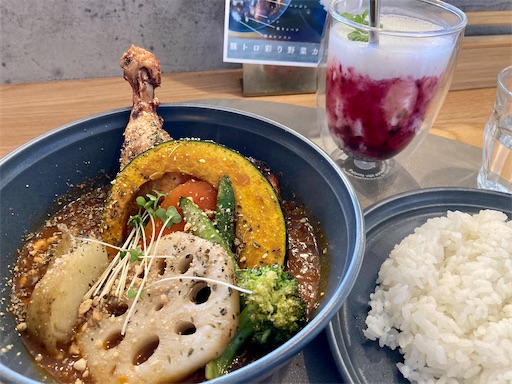 骨付きチキン(パリパリ)と7種の野菜のトマトスープカレーとブルーベリーラッシー