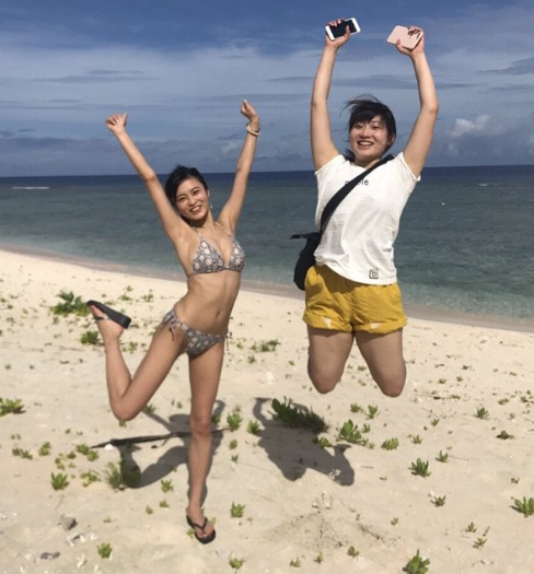Twitter 小島瑠璃子さん ツイッターで ビキニずらし セクシー過ぎる画像投稿 奇跡のワイン