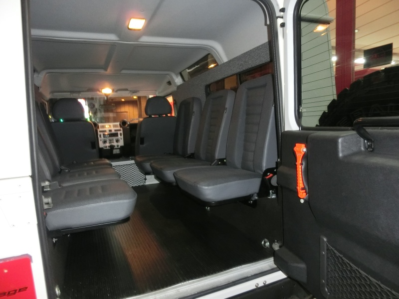 エーリストガレージ　ディフェンダー　トランク