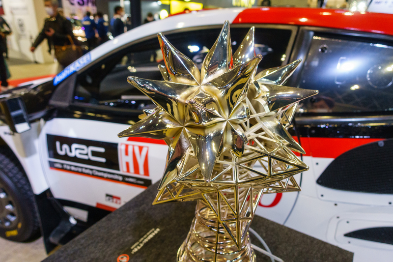 TOYOTA GR Yaris Rally1とマニュファクチャラーズタイトルトロフィー