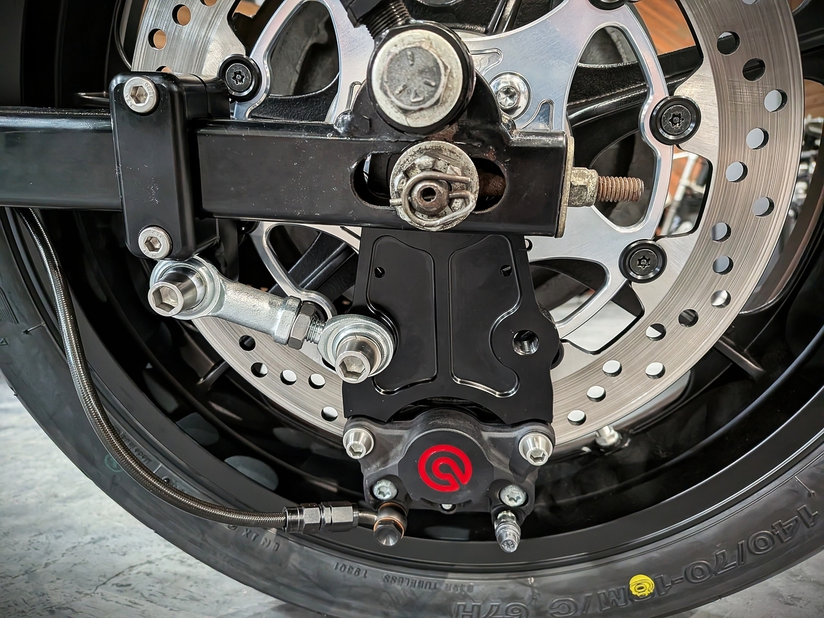 スポーツスターのリアキャリパーをブレンボの2POTに交換しました 