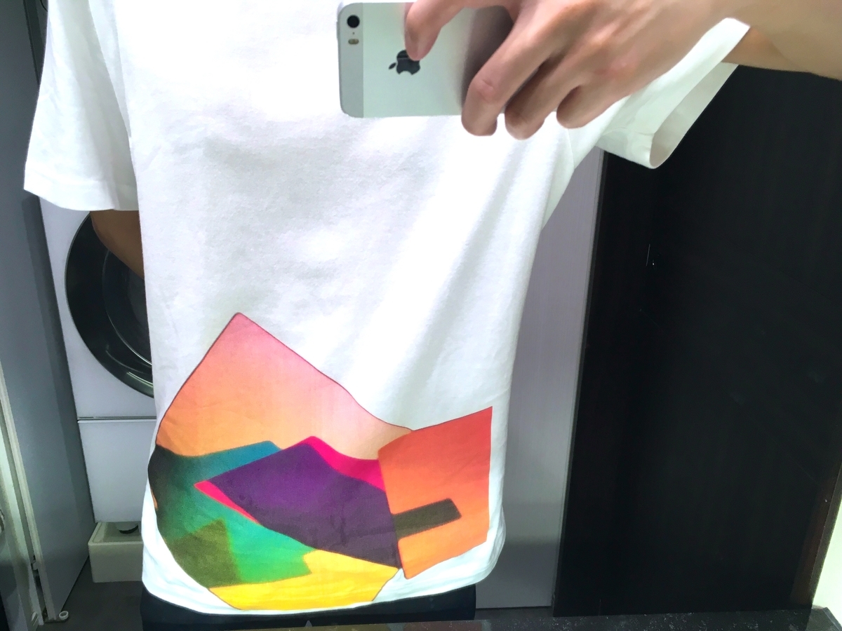 ブライアン・イーノのTシャツ来た筆者の自撮り