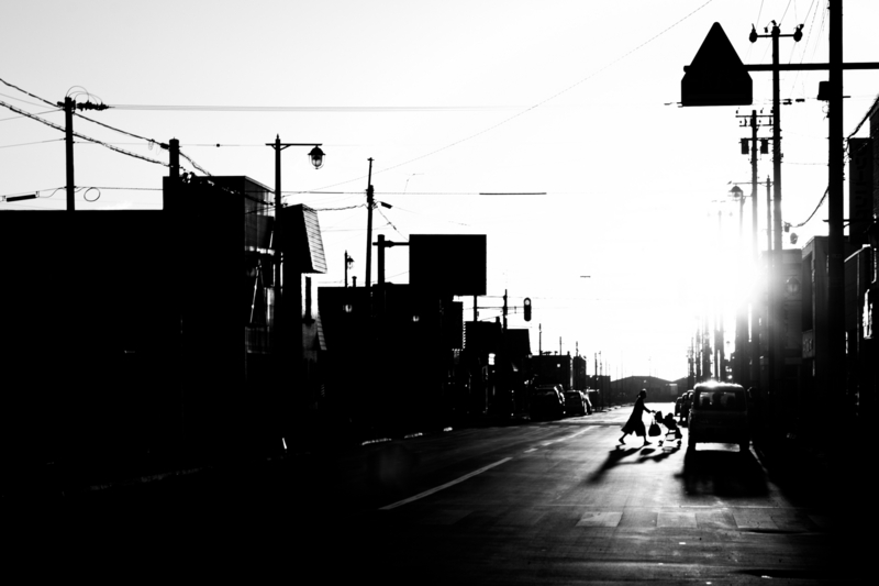 国道を横切るベビーカー 国道を横切るベビーカー