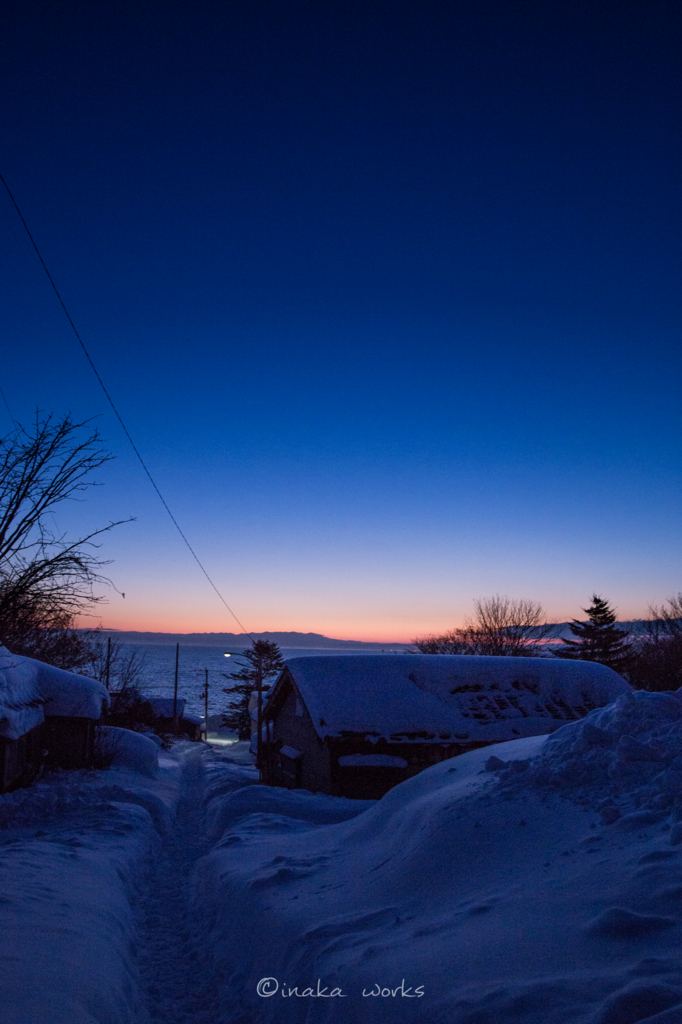 ブルーアワーと道幅狭い道 ブルーアワーと道幅狭い道