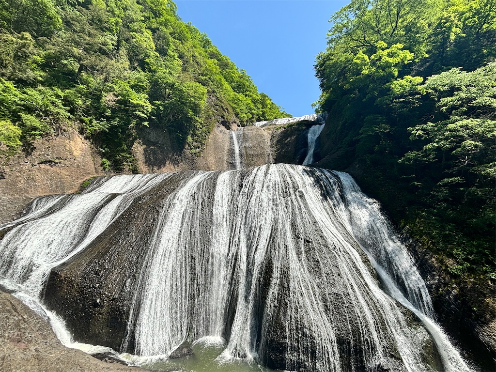日本三名瀑の一つ「袋田の滝」で、マイナスイオンをたっぷり浴びる