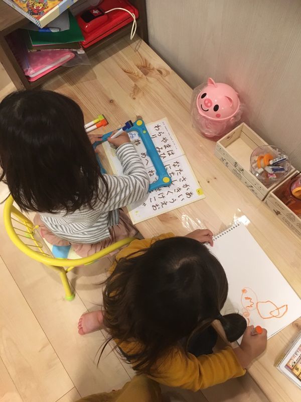 学習机を使用する子供