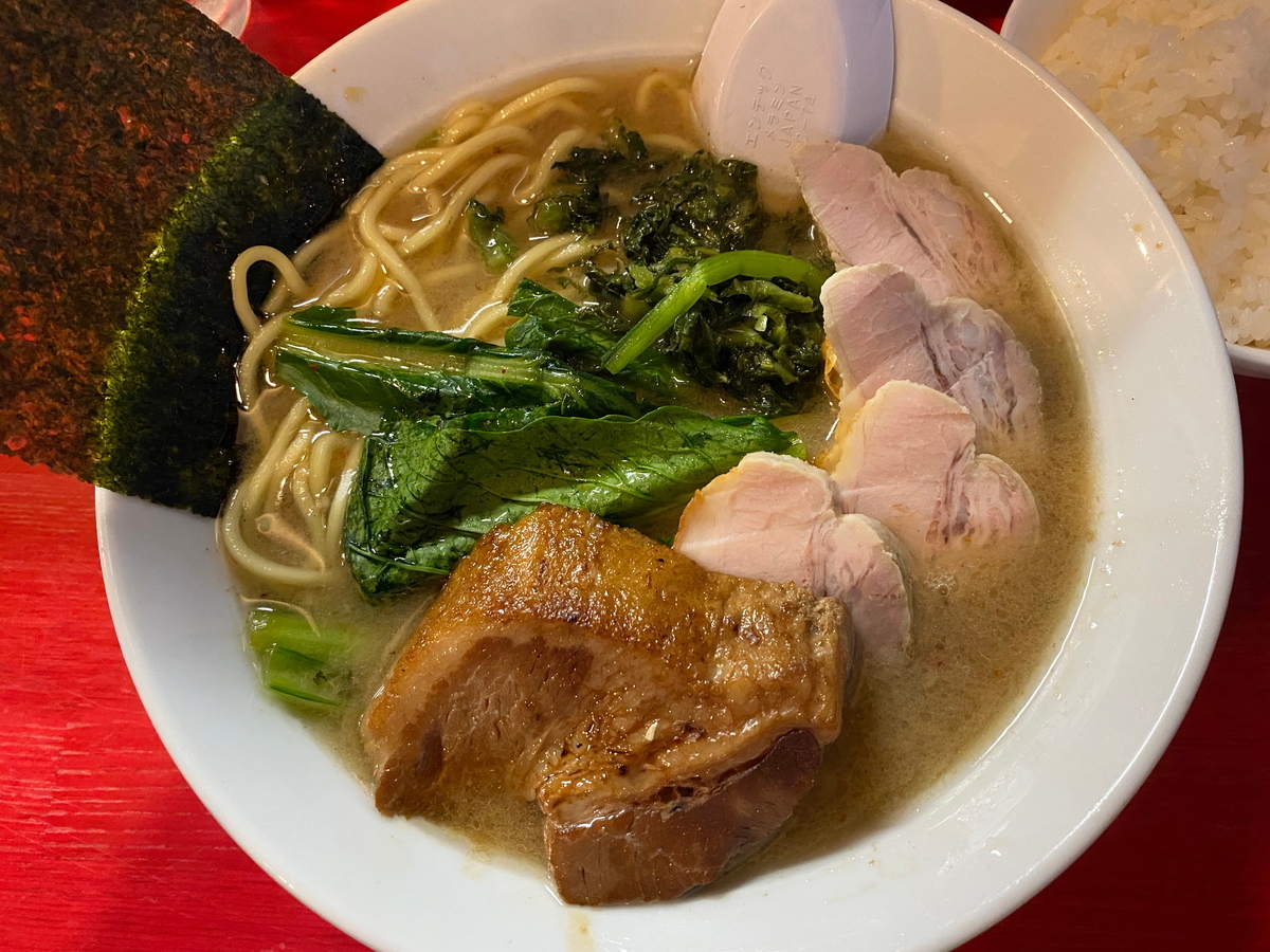 大きな角煮が目を引く 家系ラーメン風とんこつ正油 玄翁 京急長沢 家系ラーメンマン