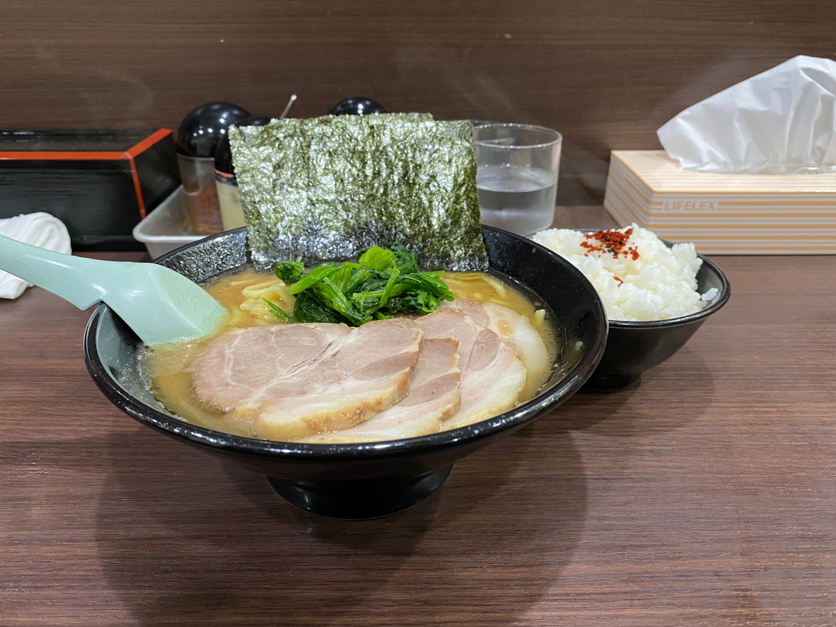 とんこつ醤油らーめん(太麺)(760円)+チャーシュー(180円)+ライス小(70円)