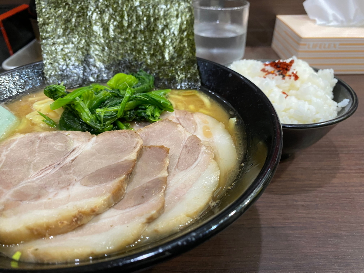 とんこつ醤油らーめん(太麺)(760円)+チャーシュー(180円)+ライス小(70円)