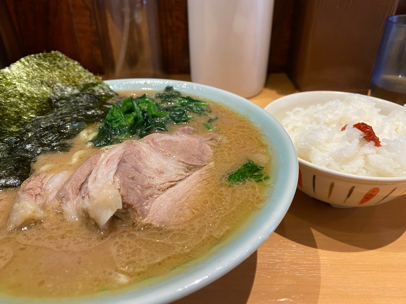 貫徹家　ラーメン(750円)+チャーシュー多め(200円)+ライス(100円)