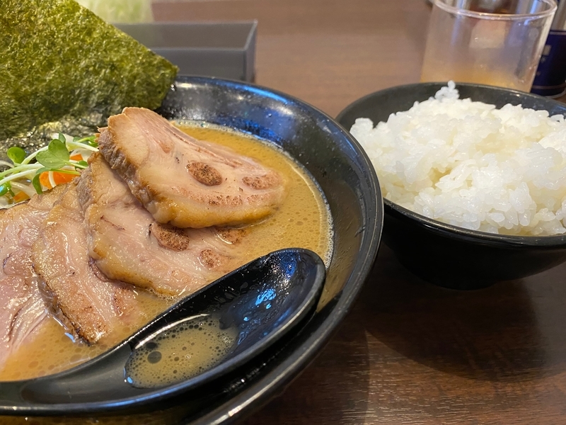 らぁ麺はせ川　らぁ麺(700円)+チャーシュー(200円)+小ライス(100円)