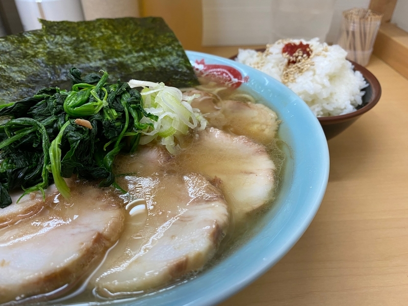 町田家新宿店　チャーシュー麺並盛（980円）+半ライス（100円）