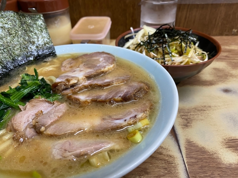 壱六家磯子本店　チャーシューメン並(900円)+小ネギ丼(250円)