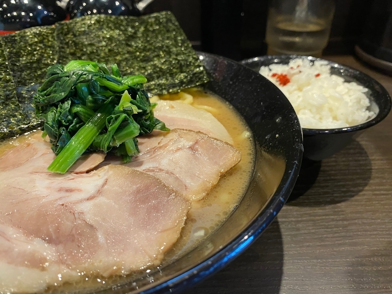 らーめん家せんだい町田店　とんこつ醤油並(太麺)(780円)+自家製チャーシュー2枚(120円)+小ライス(100円)