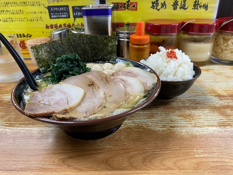 らっち家瀬谷本店　チャーシューメン並(910円)+うずら玉子(100円)+ライス(小)(120円)