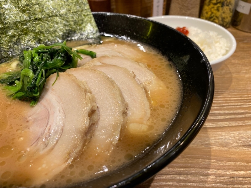 銀家パルナード店　チャーシューメン(1050円)+ライス(100円)