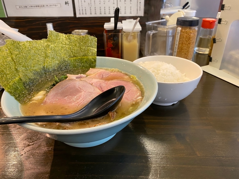 南大沢らーめん家　豚骨醤油らーめん(750円)+チャーシュー2枚(100円)+ライス(150円)