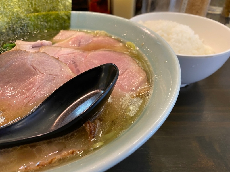 南大沢らーめん家　豚骨醤油らーめん(750円)+チャーシュー2枚(100円)+ライス(150円)