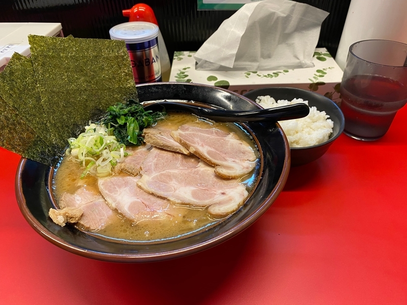 東横家　チャーシュー醤油豚骨並(880円)+小ライス(30円)