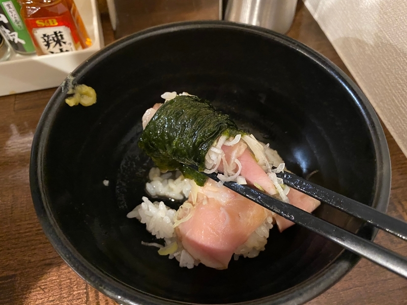 ごほう美丼を海苔で巻く