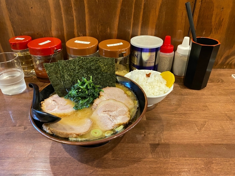 まるに家　ラーメン並(730円)+チャーシュー4枚(300円)+小ライス(100円)