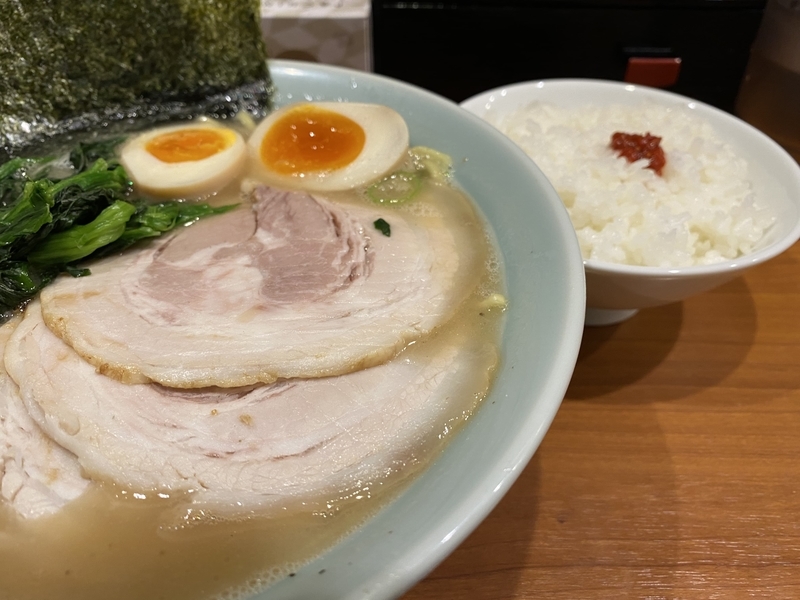 六壱家　チャーシューめん(940円)+味付ハーフ玉子(50円)+半ライス(無料)