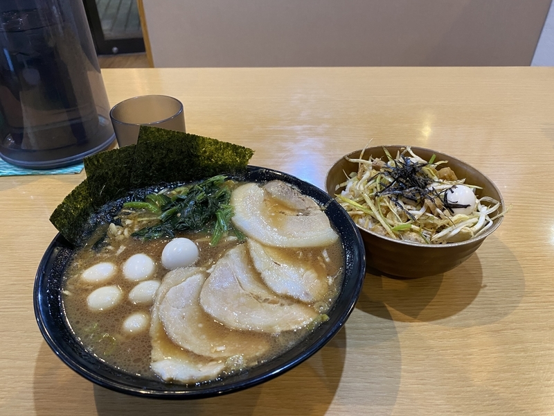 豚骨らーめん道　醤油チャーシューメン並(950円)+うずら(100円)+ネギ丼並(350円)