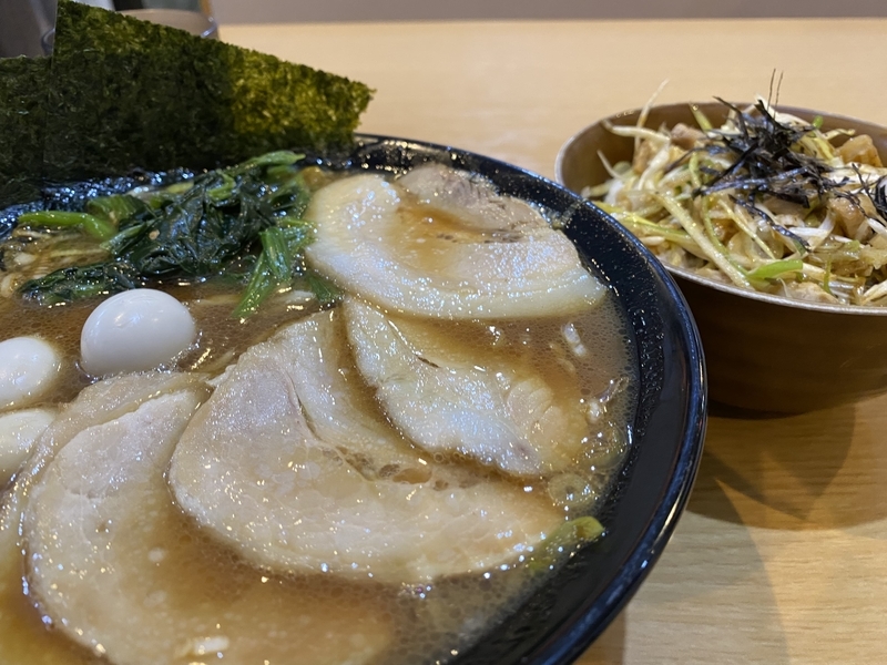 豚骨らーめん道　醤油チャーシューメン並(950円)+うずら(100円)+ネギ丼並(350円)